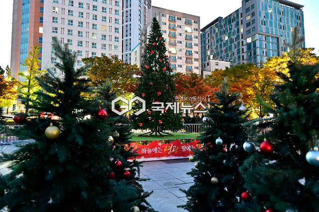 인천광역시, 인천광역시기독교총연합회/애뜰광장 분수대에서 2025 성탄트리점등식 가져 (사진=안희영 기자)