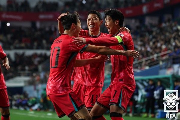 A대표팀 손흥민이 14일 오후 8시(이하 한국시간) 대전월드컵경기장에서 열린 볼리비아(76위)와의 ‘하나은행 초청 축구 국가대표팀 친선경기’에서 후반 12프리킥 득점을 터뜨린 뒤 이재성, 황희찬과 기쁨을 나누고 있다.(사진=KFA)