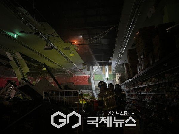 양주시 삼숭동 상업시설 소매점(마트) 화재 발생 11시 53분경 초진,소방관들이 잔불제거.(사진제공.경기북부소방재본부)