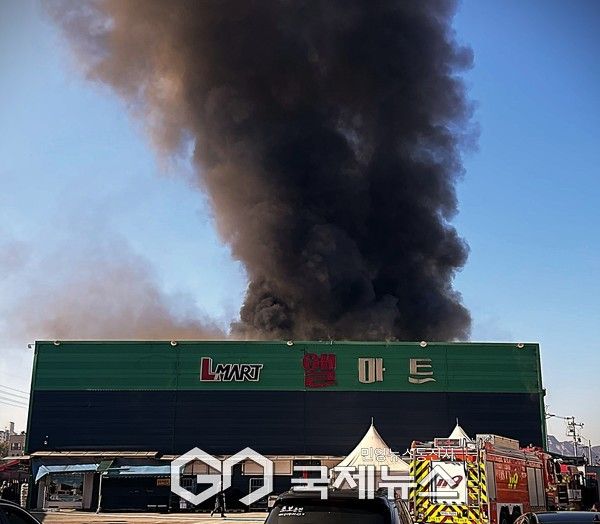 양주시 삼숭동 상업시설 소매점(마트) 화재 발생...검은연기 도로덮쳐 .(사진제공.경기북부소방재난본부)