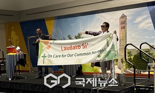 함현진 마술사가 라우다토 시 현수막을 만드는 퍼포먼스를 하고 있다(사진=임유민)