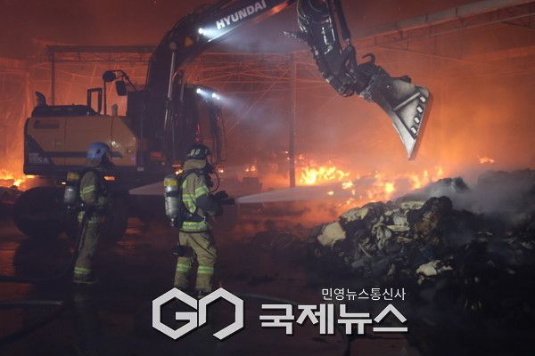 포천시 내촌면 진목리 만성섬유 외 2개 공장 화재.(사진제공.경기북부소방재난본부)