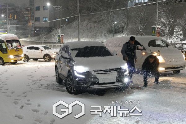 폭설이 내리자 의정부&nbsp;능곡로&nbsp;등&nbsp;주요&nbsp;도로는&nbsp;양방향 언덕과 내리막 길은&nbsp;도로가 미끄러워 극심한&nbsp;교통&nbsp;정체가 빚어졌다.(사진.이운안 기자)