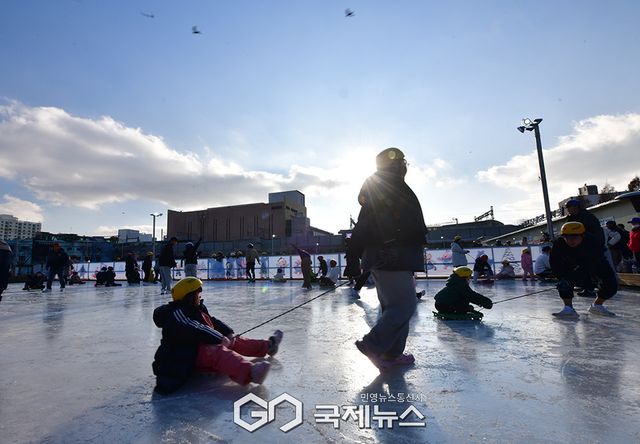 개장 후 첫 주말 맞은 화도진스케이트장, 겨울 낭만과 이목 끌어 (사진=안희영 기자)