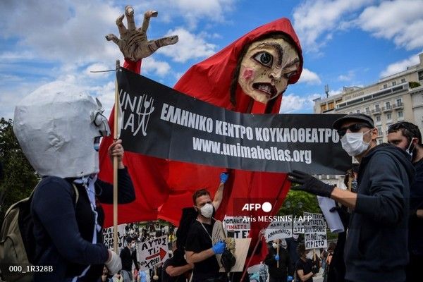 2020년 5월 7일 그리스 아테네 중심부에서 시위를 벌이는 배우들(위 사진은 기사 내용과 무관함). 사진제공/AFP통신
