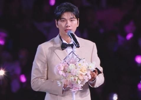 배우 이이경 '유재석 패싱' (사진=위버스 캡쳐)