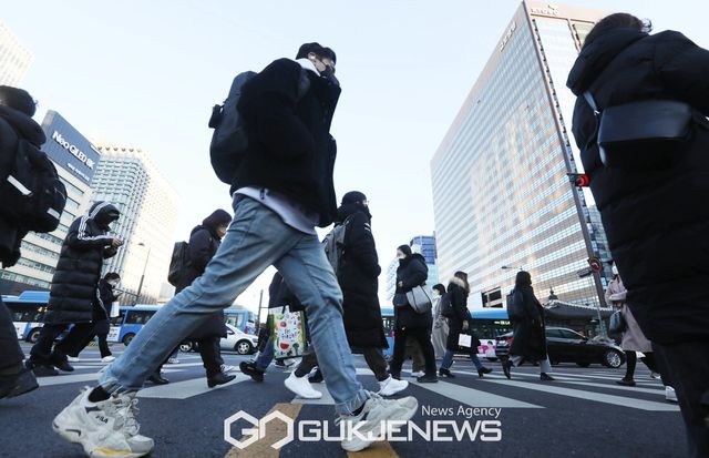 (서울=국제뉴스) 영하권 추위를 보인 가운데 서울 종로구 광화문 일대에서 두꺼운 외투를 입은 시민들이 새해 첫 출근을 하고 있다./사진=국제뉴스DB