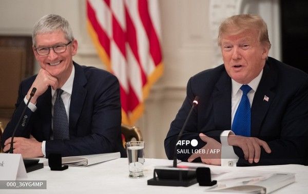 팀 쿡 애플 최고경영자(왼쪽)과 도널드 트럼프 미국 대통령. 사진제공/AFP통신