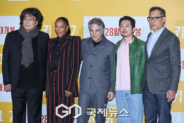▲ 봉준호 감독, 배우 나오미 애키(Naomi Ackie), 마크 러팔로(Mark Ruffalo), 스티븐 연(연상엽) , 최두호 프로듀서 / ⓒ이대웅 기자