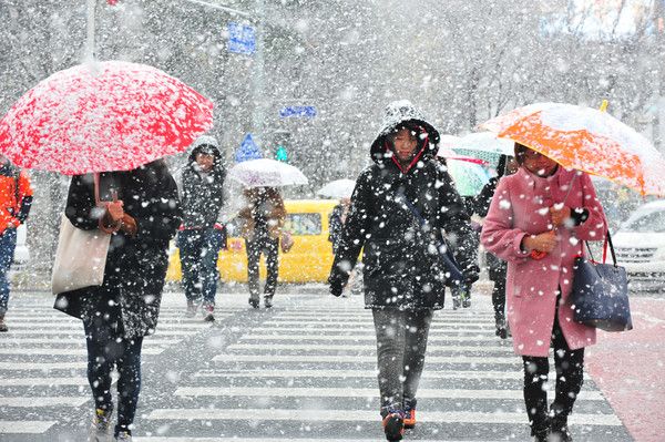 추위, 눈스케치, 시민들이 두터운 옷으로 중무장한 채 발길을 재촉하고 있다. (국제뉴스DB)