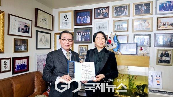 국제10021클럽재단 김성걸 이사장(좌)와 아이다 이스마일로바 키르기스스탄 대사(우)(사진=한키르기스스탄 경제문화연합회)