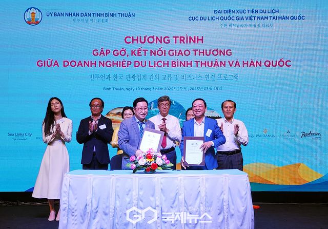 앞줄 왼쪽부터 주한 베트남국가관광청 대표부 대표(베트남 관광대사), 부이 테 년(Bùi Thế Nhân) 빈투언성 문화체육관광국 국장. 사진/유지현 기자