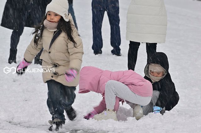 을사년 새해 첫 주말, 폭설 내린 도심 풍경 (사진=안희영 기자)