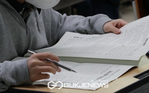 [속보] 3월 고3 모의고사 등급컷, 정답지 시험치는 모습(사진=국제뉴스DB)