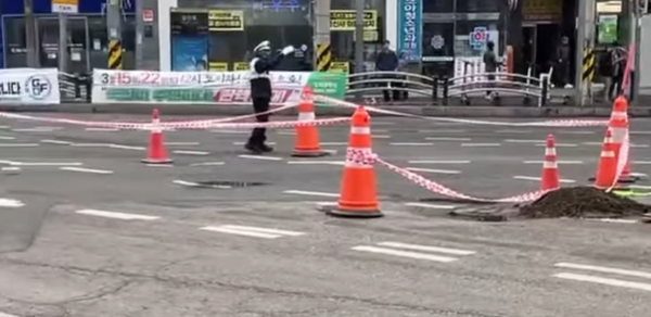 인천 검단사거리 씽크홀, 싱크홀 전조증상 / 모경종 의원 SNS ZOQCU&nbsp;