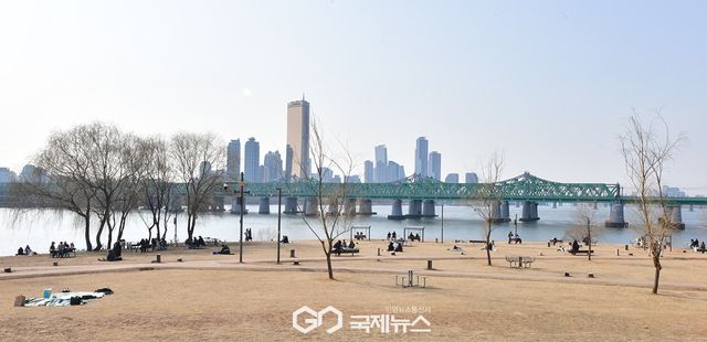 봄 기운 속에 한강변 찾은 시민과 나들이객들 (사진=안희영 기자)