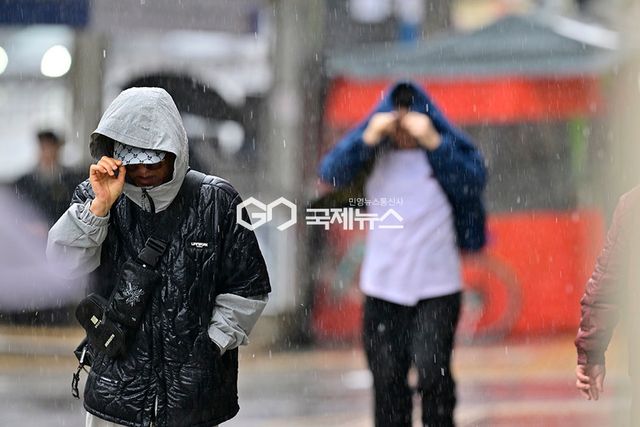 날씨예보&nbsp; 진눈깨비 내리는 4월, 강북구 수유리 표정 (사진=안희영 기자)