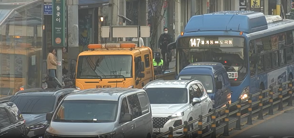 서울 압구정역 돌곶이역 도로 씽크홀, 싱크홀 도로 현장모습 / 경찰청 UTIC 제공