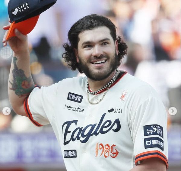 8,772일만의 7연속 선발승, 주인공 7이닝 1피안타 무실점 13K 상대 타선을 완벽하게 틀어막으며 압도적인 존재감 보인 #폰세 오늘 경기로 7연기 연속 선발승 이어가며 두 시리즈 연속 스윕 달성! (사진=한화이글스 SNS)