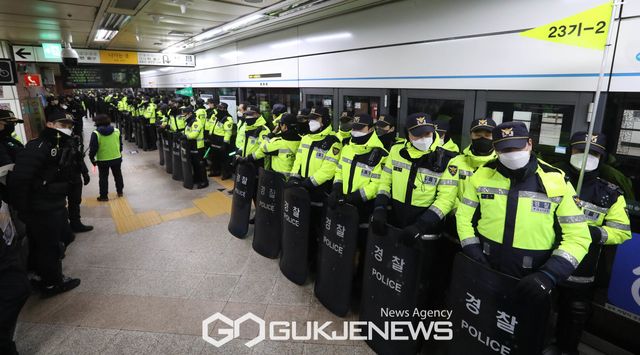 전국장애인차별철폐연대(전장연) 활동가들이 3일 오전 서울 용산구 삼각지역에서 시위를 벌이는 가운데 경찰이 배치돼 있다./사진=국제뉴스DB