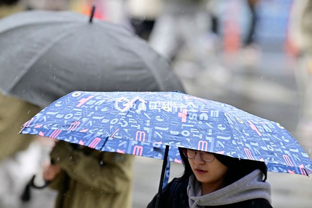 진눈깨비 내리는 4월, 강북구 수유리 표정 (사진=안희영 기자)