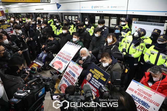 (서울=국제뉴스) 전국장애인차별철폐연대(전장연) 활동가들이 3일 오전 서울 용산구 삼각지역에서 ‘장애인권리예산·입법 쟁취 254일차 지하철 선전전&1차 지하철 행동 해단식’을 진행하고 있다./사진=이용우기자