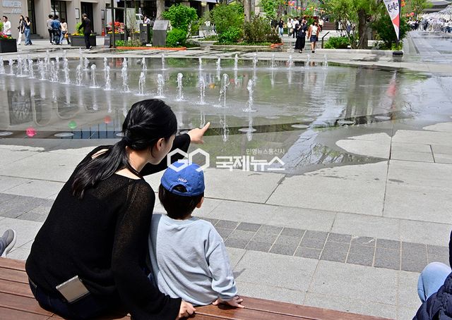 봄비 멎고 23도, 도심은 여름 패션 (사진=안희영 기자)