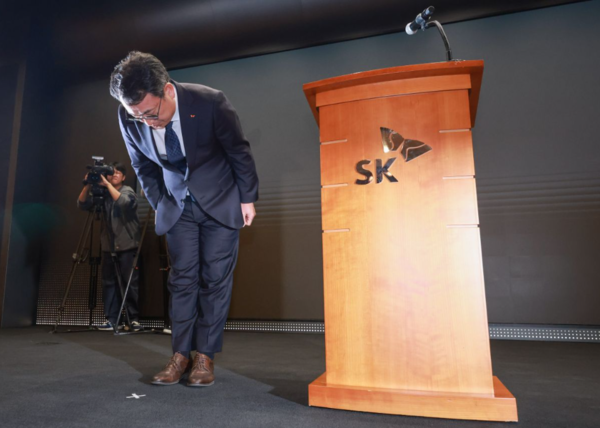 유영상 SK텔레콤 대표이사가 SK텔레콤 이용자 유심(USIM) 정보가 해커 공격으로 유출된 것과 관련해 고개 숙여 사과하고 있다. (사진=연합뉴스)