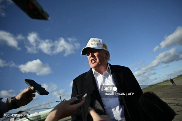 도널드 트럼프 미국 대통령이 2025년 4월 27일 뉴저지주 모리스타운의 모리스타운 시립 공항에서 에어포스 원에 탑승하기 전 기자들에게 말하고 있다. 사진제공/AFP통신