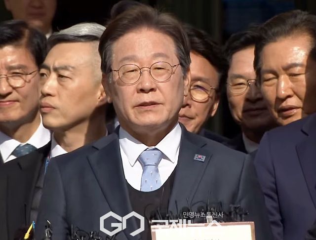 ▲이재명 더불어민주당 대표는 26일 오후 서울 서초구 서울고등법원에서 열린 공직선거법 위반 사건의 항소심 선고 후 무죄 판결에 대한 입장을 밝히고 있다./사진=원명국 기자