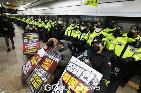 전국장애인차별철폐연대(전장연) 활동가들이 서울 용산구 삼각지역에서 ‘장애인권리예산·입법 쟁취 254일차 지하철 선전전&1차 지하철 행동 해단식’을 진행하고 있다(사진=국제뉴스DB)