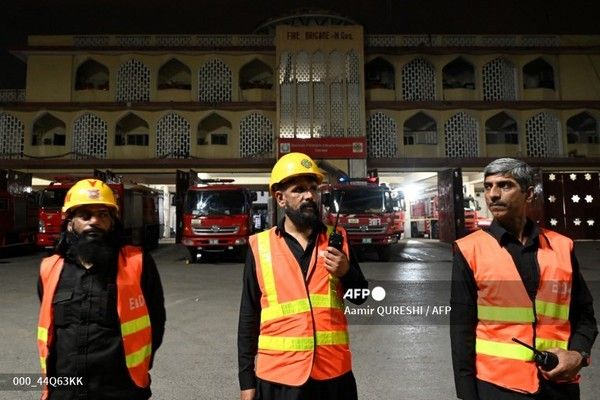 7일 인도의 공습 이후 파키스탄 이슬라마바드 소방센터 밖에서 소방관들이 경계 근무를 서고 있다. 사진제공/AFP통신