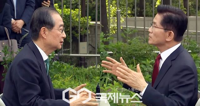 ▲한덕수 무소속 대선 예비후보와 김문수 국민의힘 대선 후보는 8일 오후 국회 사랑재 커피숍에서 만나 단일화 방안 등에 대해 깊은 대화를 나누고 있다./사진=국제뉴스DB