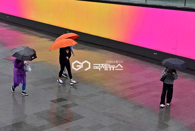 이틀째 비 내리는 도심/광화문광장 표정 (사진=안희영 기자)