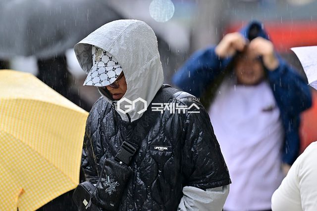 진눈깨비 내리는 4월, 강북구 수유리 표정 (사진=안희영 기자)