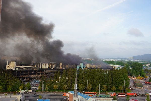 전소된 금호타이어 공장 모습. 18일 오전 6시 30분경 촬영. ⓒ국제뉴스