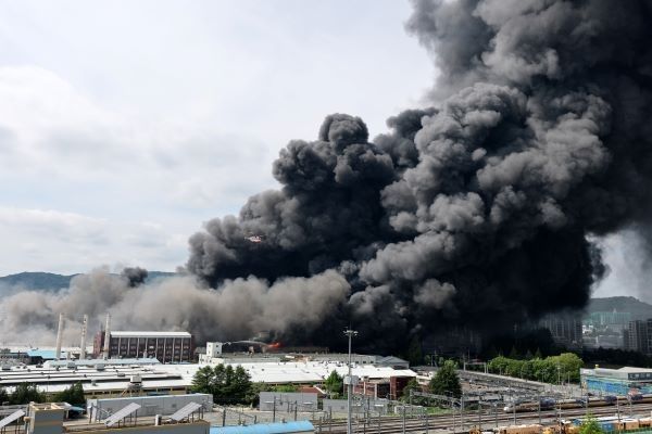 금호타이어 광주공장이 검음색 연기로 자욱하다. ⓒ광산구