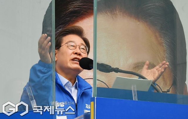 방탄유리 속 연설하는 이재명 후보