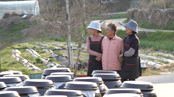 '인간극장' 장독대 앞 세 모녀 / KBS 제공&nbsp;