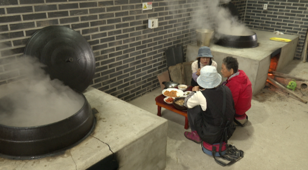 '인간극장' 장독대 앞 세 모녀 / kbs 제공