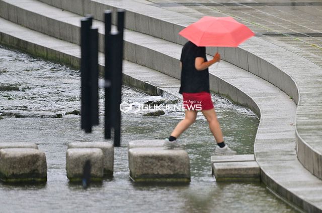소나기 내리는 도심 청계천,&nbsp; (사진=국제뉴스 DB)