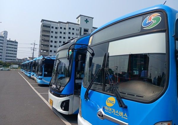 시내버스 파업으로 정류장에 정차돼 있는 버스. (사진 =김선환 기자)