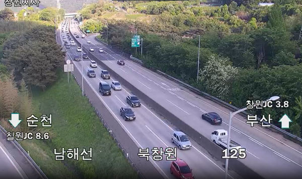 중부내륙고속도로 모전육교 창원방향 교통 정체 중&nbsp; &nbsp;/국토부CCTV 영상 캡쳐&nbsp;