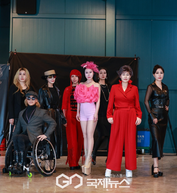 세컨드 바이브 카페에서 "장애인과 동행 패션쇼" [사진=국제모델연맹]