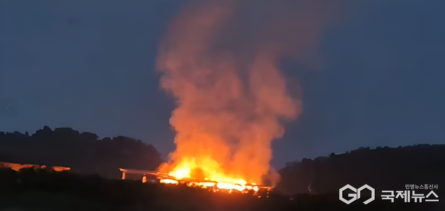 1일 오후 충남 서산시 대산읍 오지리 소재 한 태양광발전소에서 화재가 발생했다(사진/ 독자 제공)