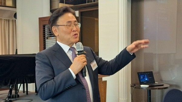 (사진제공=미래경제문화포럼) 유상임 과학기술정보통신부 장관이 강의를 하고 있다.