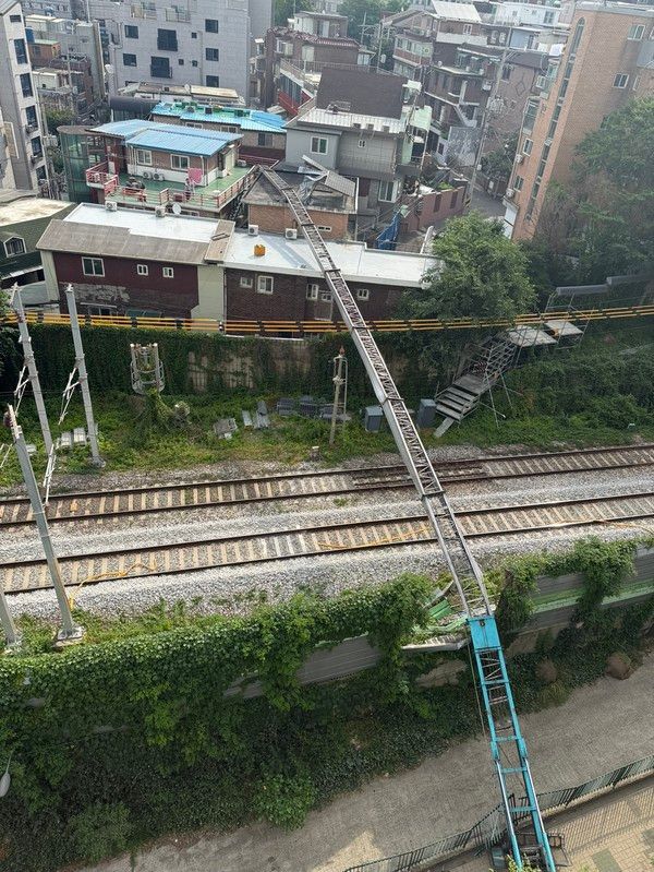 경의중앙선 가좌역, 신촌역 구간 선로 위로 사다리차가 전복됐다.&nbsp;이 사고로 전기공급 장애가 발생해 열차 운행이 지연됐다.&nbsp;사진/서대문소방서
