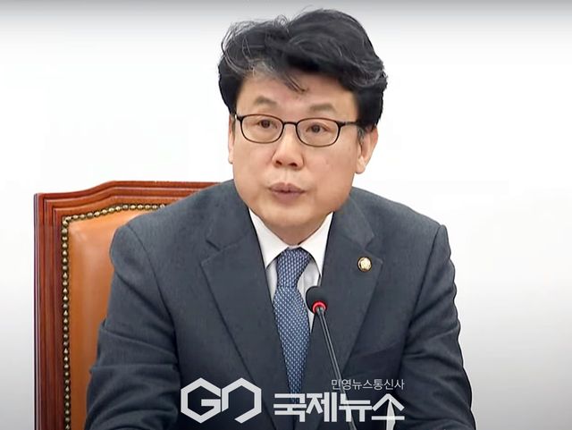 ▲진성준 더불어민주당 정책위의장은 4일 오전 국회에서 열린 원내책회의에 참석해&nbsp;국민의힘이 소상공인과 기초수급·차상위계층에 대한 재정지원 방안은 윤석열 내란사태로 무너진 민생경제를 회복하기에는 매우 부족하다고 말하고 있다./사진=이용우 기자