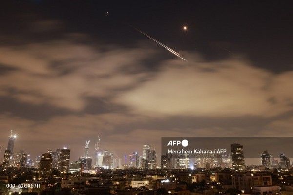 16일 이란의 새로운 로켓 공격이 시작되자 이스라엘 방공 시스템이 이스라엘 텔아비브 상공에서 이란 미사일 요격을 위해 가동됐다. 사진제공/AFP통신