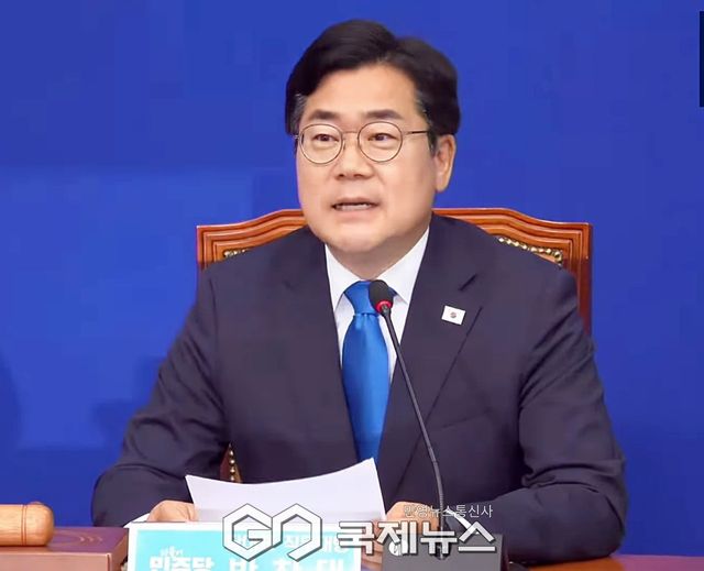 ▲박찬대 더불어민주당 대표 직무대행 겸 원내대표는 13일 오전 국회에서 열린 최고위원회의에 참석해 마지막 최고위원회의 모두발언을 하고 있다./사진=이용우 기자